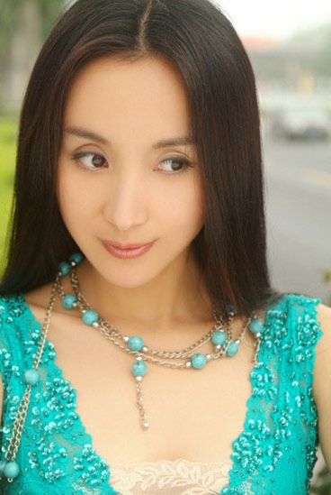 汤灿写真,汤灿的翡翠首饰照片:汤灿是全国青联委员,著名歌唱家,国家一级演员。1996年考入中国东方歌舞团(国家歌舞团)担任独唱演员。武汉音乐学院本科毕业,主修民族声乐。师从中国音乐学院院长金铁霖老师。