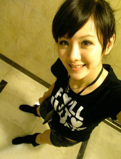 安心亚c字裤写真图片:安心亚被称为“宅男女神”,拥有34D的性感上围,近日为《安心亚魔境梦游》拍摄了一组全裸写真,写真中安心亚乳贴和C字裤入境,裸露性感十足,床照让人喷血。
