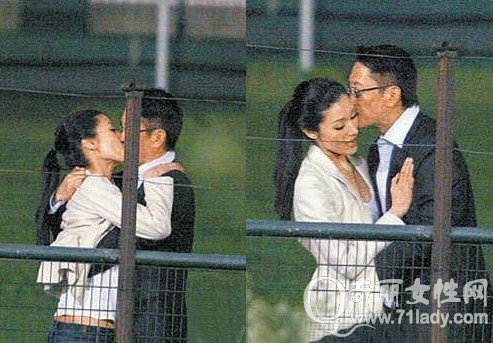 李嘉欣与老公许晋亨激吻照