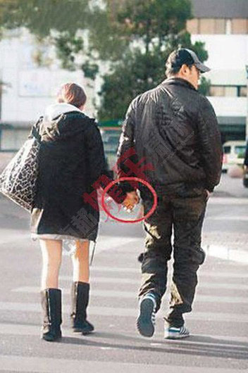 伊能静黄维德牵手照