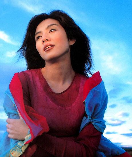 杨采妮个人资料图片:杨采妮,1974年5月23日出生于中国台湾省台北市,中国香港长大。中国香港女演员及歌手。1992年,杨采妮签约成为EMI唱片公司的歌手;1993年发行第一张唱片《爱的感觉》,获得十大劲歌金曲最受欢迎新人奖金奖。1993年凭电影《东邪西毒》崭露头角,1994年参演电影《梁祝》。1997年宣布隐退,与男友邱韶智共同发展形象顾问事业。2003年复出,同年拍摄电影《新警察故事》、《七剑》和《再说一次我爱你》。2013年,首次担任导演的电影《圣诞玫瑰》全国公映。