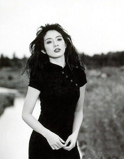 杨采妮写真曝光,写真中的杨采妮尽展香肩粉嫩诱人,昔日玉女年过40依然魅力十足,成龙杨采妮照片遭恶意ps,不雅照尺度惊人。