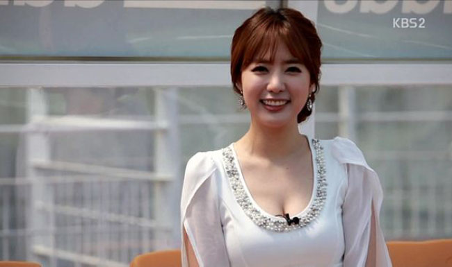 韩国女主播郑智媛才貌双全 职业诠释足球成为球迷的红人(2)_娱乐_美女