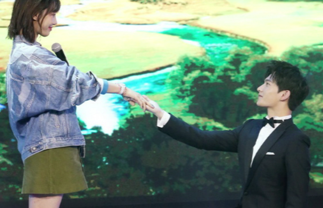 杨洋单膝下跪现场求婚白百何