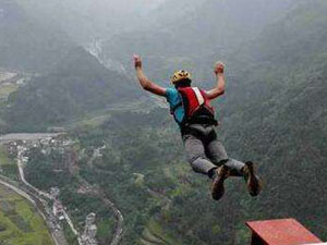 男子悬崖跳伞遇险 带来刺激的同时也带来危险