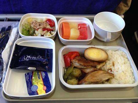 空姐吃多份飞机餐 因违反公司严格规定而被批