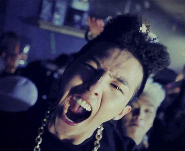 曝贾乃亮独自买醉