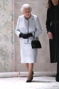 91岁英国女王和时尚女魔头一起看秀，表情一脸蒙圈