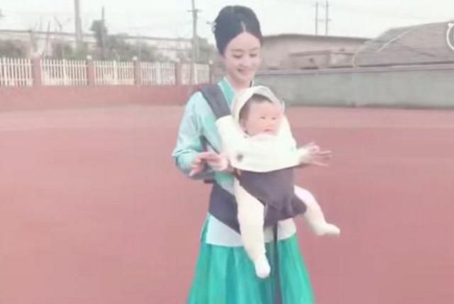 赵丽颖片场带宝宝乐开了花,但网友直呼赶紧把宝宝下