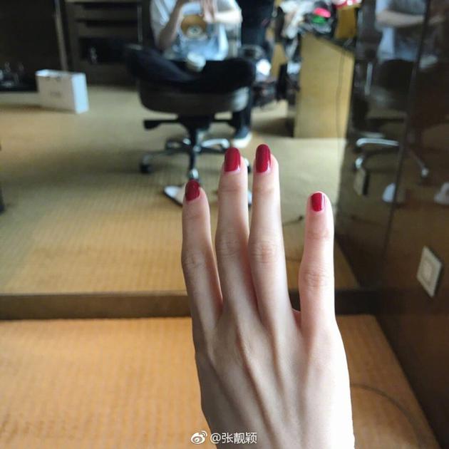 张靓颖晒右手照无婚戒