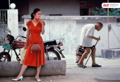 弄潮儿：街上流行红裙子，30年前最潮女青年“斩裙”比美