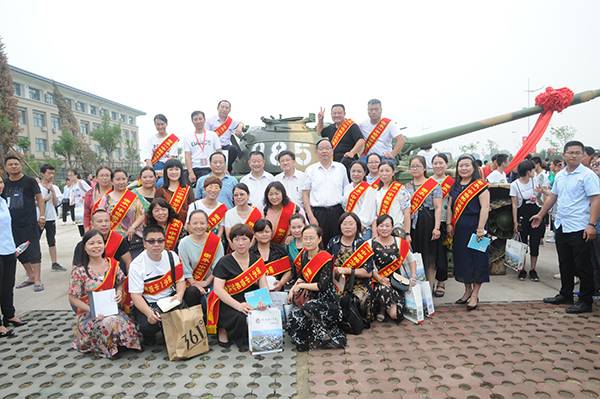 坦克停在校门口 这所学校简直太霸气了
