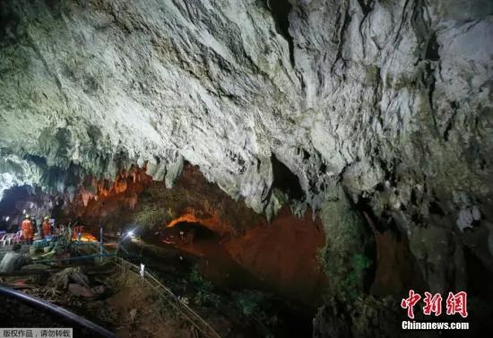 当地时间6月30日,泰国清莱府山区洞穴救援行动加紧进行,来自泰国军警和多国的搜救人员与专家争分夺秒地为失联的12名青少年足球队员和1名教练开出一条回家的路。