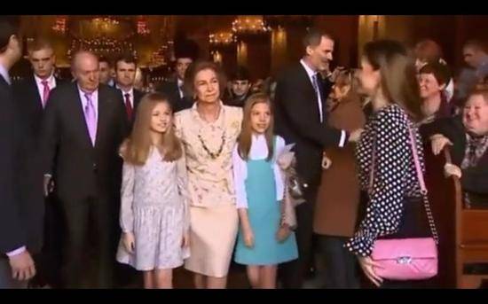 太后欲与孙女拍照,王后上前(视频截图)