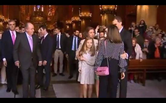 国王费利佩上前劝架(视频截图)