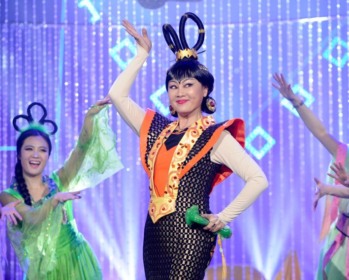 王姬为儿子自毁端庄形象 娱乐节目扮演“蛇精” 王姬为儿子自毁端庄形象 娱乐节目扮演“蛇精”