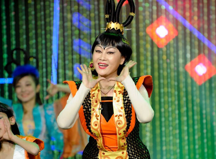 王姬为儿子自毁端庄形象 娱乐节目扮演“蛇精” 王姬为儿子自毁端庄形象 娱乐节目扮演“蛇精”
