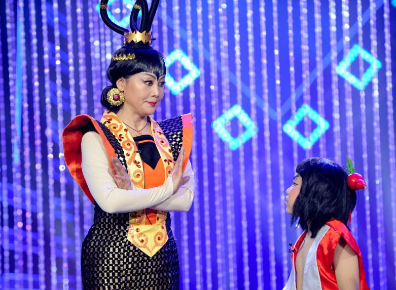 王姬为儿子自毁端庄形象 娱乐节目扮演“蛇精” 王姬为儿子自毁端庄形象 娱乐节目扮演“蛇精”