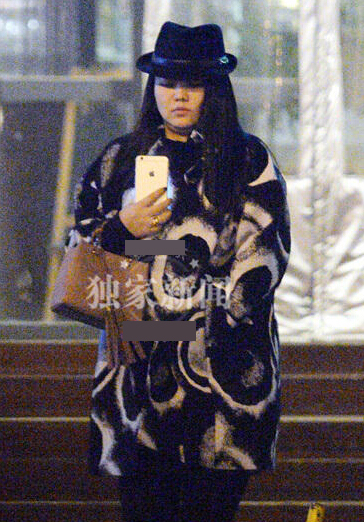 李湘深夜独自泡咖啡馆 身材臃肿打扮时尚显疲惫 李湘深夜独自泡咖啡馆 身材臃肿打扮时尚显疲惫