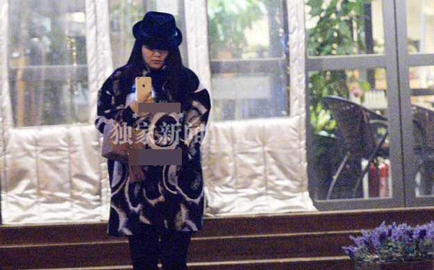 李湘深夜独自泡咖啡馆 身材臃肿打扮时尚显疲惫 李湘深夜独自泡咖啡馆 身材臃肿打扮时尚显疲惫