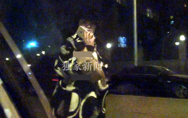 李湘深夜独自泡咖啡馆 身材臃肿打扮时尚显疲惫 李湘深夜独自泡咖啡馆 身材臃肿打扮时尚显疲惫