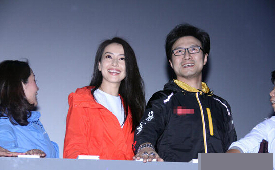 汪峰与高圆圆一同出席活动互动频繁 大笑不停举止亲密 汪峰与高圆圆一同出席活动互动频繁 大笑不停举止亲密