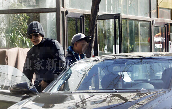 陈坤与儿子勾肩搭背击掌喊耶 关系温暖爆棚 陈坤与儿子勾肩搭背击掌喊耶 关系温暖爆棚