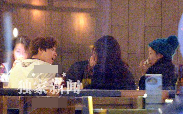 李易峰敬业让人敬佩 吃饭看剧本拉人对戏 李易峰敬业让人敬佩 吃饭看剧本拉人对戏