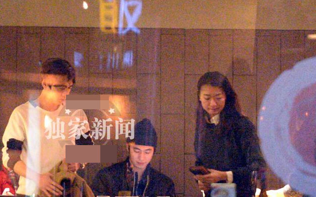 李易峰敬业让人敬佩 吃饭看剧本拉人对戏 李易峰敬业让人敬佩 吃饭看剧本拉人对戏