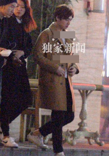 李易峰敬业让人敬佩 吃饭看剧本拉人对戏 李易峰敬业让人敬佩 吃饭看剧本拉人对戏