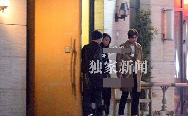 李易峰敬业让人敬佩 吃饭看剧本拉人对戏 李易峰敬业让人敬佩 吃饭看剧本拉人对戏
