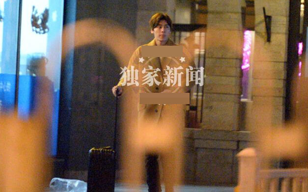 李易峰敬业让人敬佩 吃饭看剧本拉人对戏 李易峰敬业让人敬佩 吃饭看剧本拉人对戏