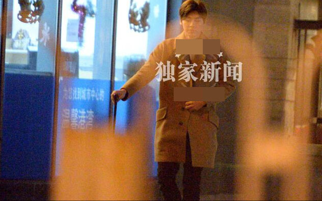 李易峰敬业让人敬佩 吃饭看剧本拉人对戏 李易峰敬业让人敬佩 吃饭看剧本拉人对戏