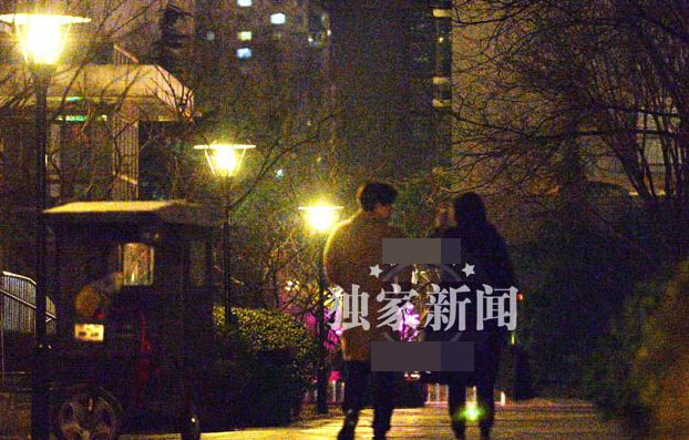 李易峰敬业让人敬佩 吃饭看剧本拉人对戏 李易峰敬业让人敬佩 吃饭看剧本拉人对戏
