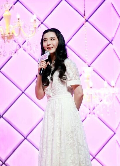 范冰冰坦言想和李晨想小孩 揪李玉头发大笑不止 范冰冰坦言想和李晨想小孩 揪李玉头发大笑不止