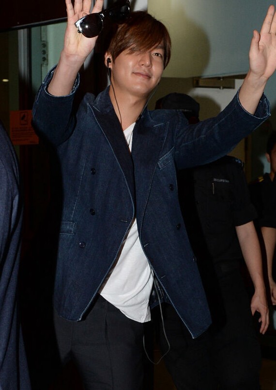 李敏镐被粉丝疯狂拥抱 长腿欧巴变肥脸欧巴 李敏镐被粉丝疯狂拥抱 长腿欧巴变肥脸欧巴