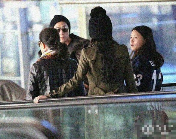戚薇出月子带女回国 长发及腰李承铉贴心护妻 戚薇出月子带女回国 长发及腰李承铉贴心护妻