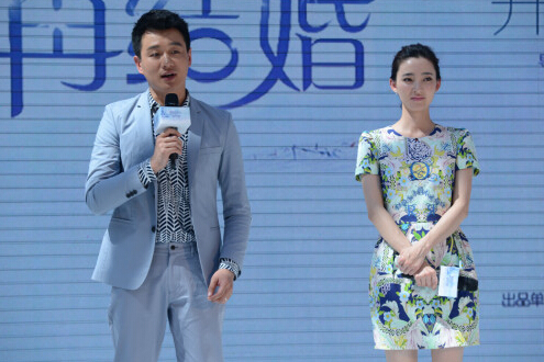 佟大为举菜刀保护王丽坤《再结婚》本色出演 佟大为举菜刀保护王丽坤《再结婚》本色出演