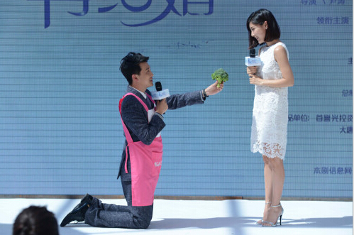 佟大为举菜刀保护王丽坤《再结婚》本色出演 佟大为举菜刀保护王丽坤《再结婚》本色出演