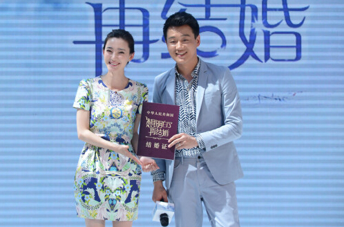 佟大为举菜刀保护王丽坤《再结婚》本色出演 佟大为举菜刀保护王丽坤《再结婚》本色出演