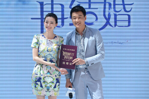 佟大为举菜刀保护王丽坤《再结婚》本色出演 佟大为举菜刀保护王丽坤《再结婚》本色出演