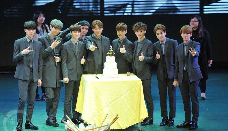 EXO十位成员集体亮相颜值爆表 张艺兴最受欢迎 EXO十位成员集体亮相颜值爆表 张艺兴最受欢迎