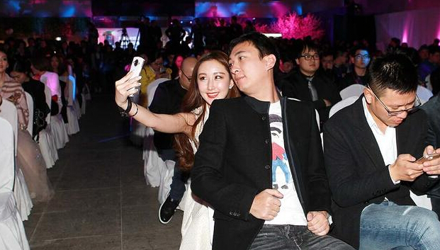 王思聪又出幺蛾子 会场与神秘女咬耳朵玩自拍 王思聪又出幺蛾子 会场与神秘女咬耳朵玩自拍