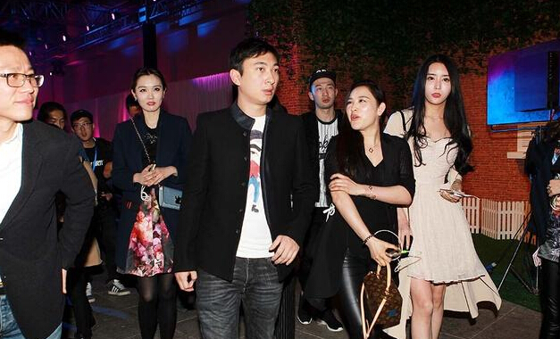 王思聪又出幺蛾子 会场与神秘女咬耳朵玩自拍 王思聪又出幺蛾子 会场与神秘女咬耳朵玩自拍