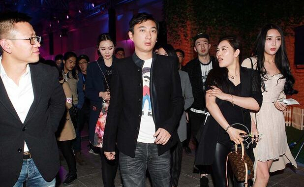 王思聪又出幺蛾子 会场与神秘女咬耳朵玩自拍 王思聪又出幺蛾子 会场与神秘女咬耳朵玩自拍
