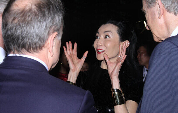 张曼玉许久不见出席活动 与外国男们贴面热聊 张曼玉许久不见出席活动 与外国男们贴面热聊