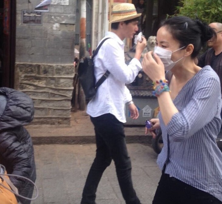 王菲李嫣大理逛街被追拍 护女心切狂奔逃离 王菲李嫣大理逛街被追拍 护女心切狂奔逃离