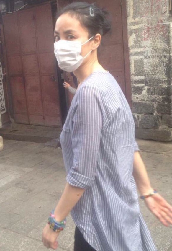 王菲李嫣大理逛街被追拍 护女心切狂奔逃离 王菲李嫣大理逛街被追拍 护女心切狂奔逃离
