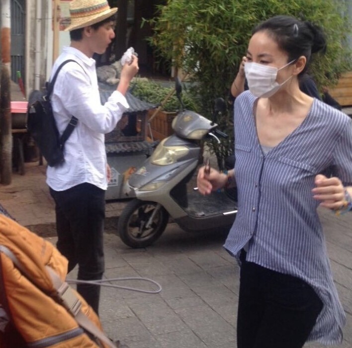 王菲李嫣大理逛街被追拍 护女心切狂奔逃离 王菲李嫣大理逛街被追拍 护女心切狂奔逃离