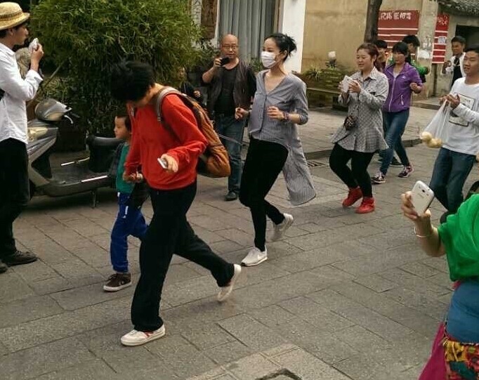 王菲李嫣大理逛街被追拍 护女心切狂奔逃离 王菲李嫣大理逛街被追拍 护女心切狂奔逃离